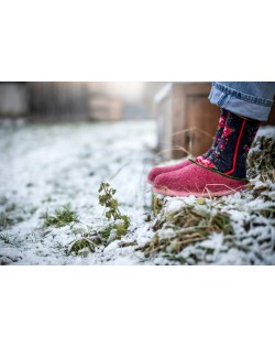 Backless felt slippers of virgin sheep wool red-green, handmade by Haunold