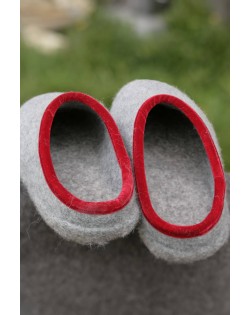 Backless felt slippers of virgin sheep wool grey-red, handmade by Haunold