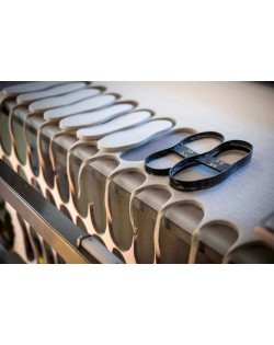 We cut out the slippers soles from our fulled felt of virgin wool, in natural gray and white