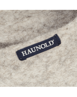 Hausschuh Alma slippers , einfache Filzpantoffeln von Haunold, Detail Etikett blau - Wasser, Bergschaf-Wolle und deutsche Merino