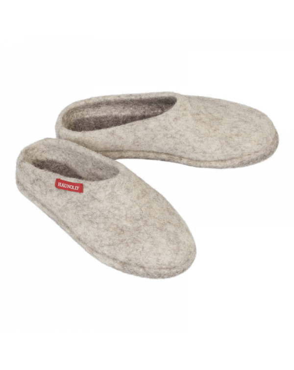 Ein Paar Hausschuhe Alma slippers , einfache Filzpantoffeln von Haunold Etikett braun-Erde, Bergschaf-Wolle und deutsche Merino