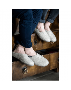 Alma Slippers, einfache Hausschuhe aus der Manufaktur Zacher Haunold aus Innichen, reine Bergschaf Wolle und Merino Wolle