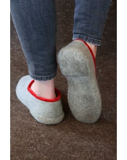 Felt slippers with heel, of virgin sheep wool  grey-red by Haunold