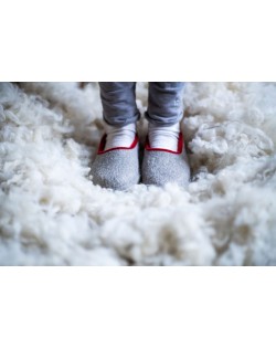 Felt slippers of virgin sheep wool grey-red, handmade by Haunold